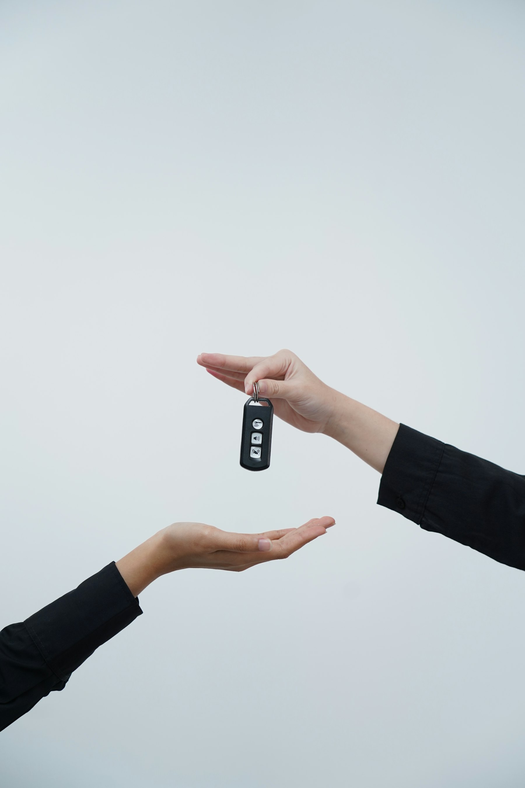 Übergabe eines Autoschlüssels von Hand zu Hand