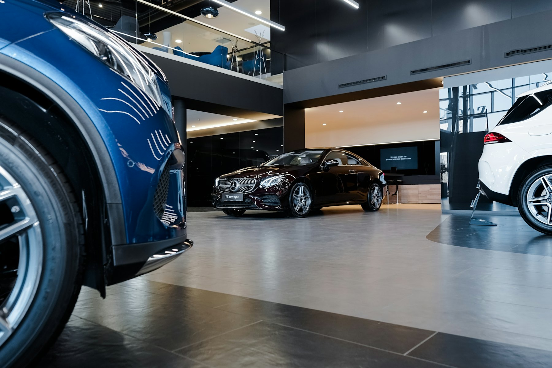 Autohaus mit Fahrzeugen im Ausstellungsraum