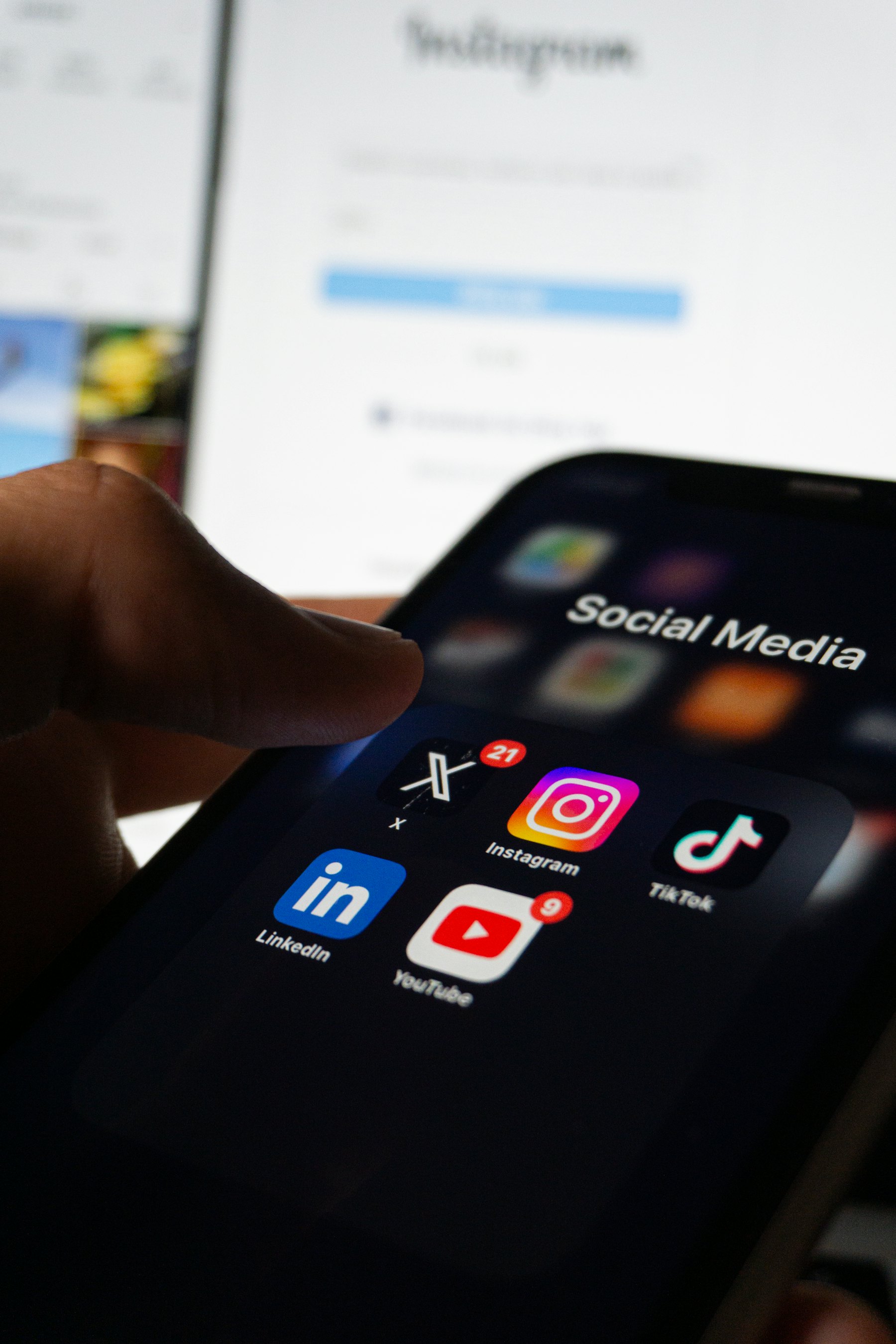 Smartphone mit Social-Media-Apps